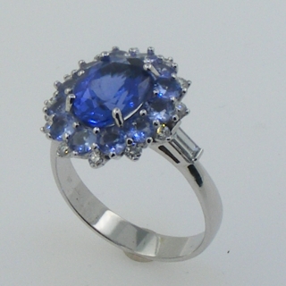 Prsten v bílém zlatě s tanzanity a brilianty