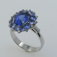 Prsten v bílém zlatě s tanzanity a brilianty