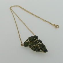 Vltavín - náhrdelník ve žlutém zlatě