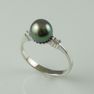 Briliantový prsten v bílém zlatě s tmavou perlou