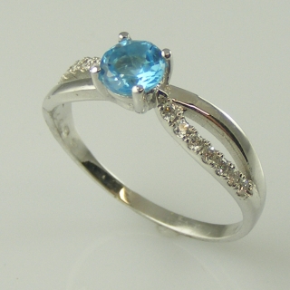 Briliantový prsten v bílém zlatě s modrým topazem