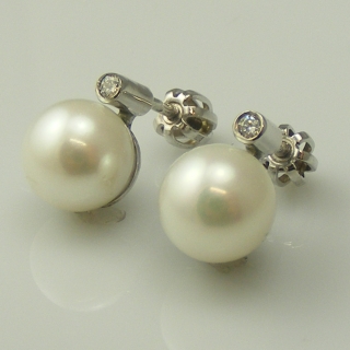 Briliantové náušnice s perlou v bílém zlatě na šroubek
