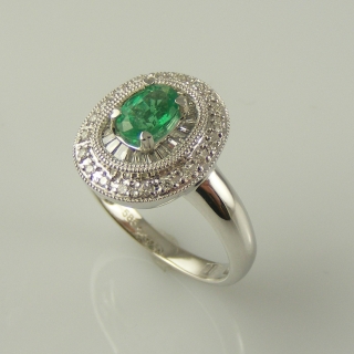 Briliantový prsten v bílém zlatě se smaragdem