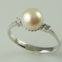Briliantový prsten v bílém zlatě s bílou perlou
