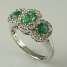Briliantový prsten v bílém zlatě se smaragdy