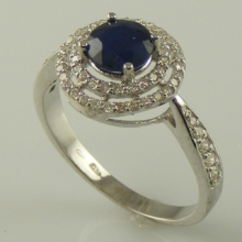 Briliantový prsten v bílém zlatě s modrými safírem